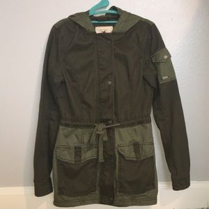 Hello I’m selling an olive green coat.